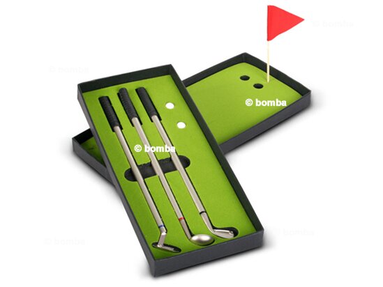 Golfütő alakú tollak pályával
